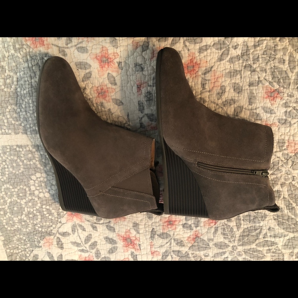 Vionic Wedge Heel Weather-Resistant Ankle Boots Sz 9